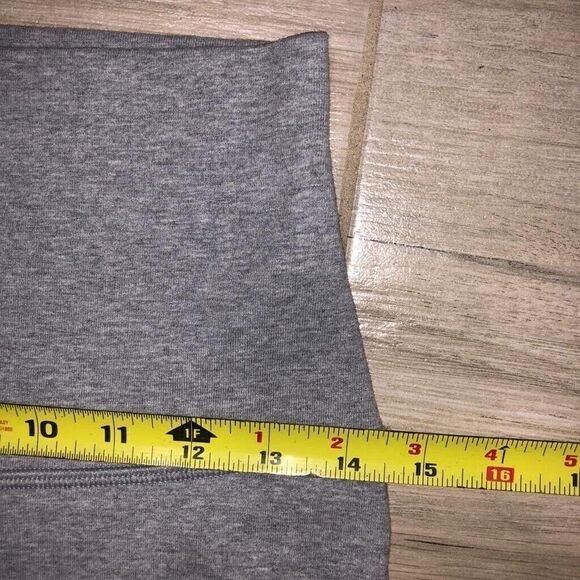 Lululemon Women’s 6 Mid-Rise Cropped Leggings Gray Pull On Workout Training - Picture 6 of 10